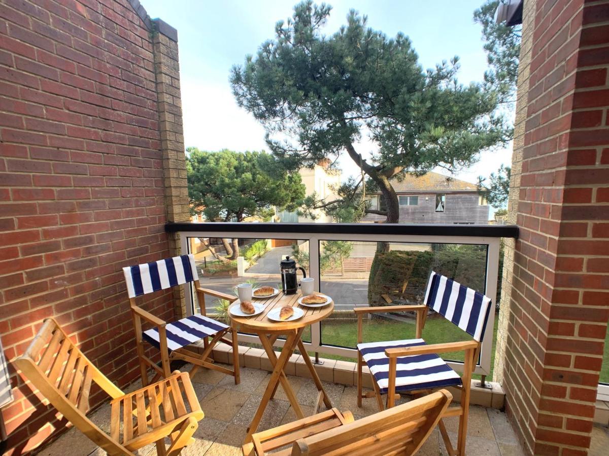 Top Floor Sandbanks Apartment With Free Parking Just Minutes From The Beach And Bars Canford Cliffs Eksteriør bilde