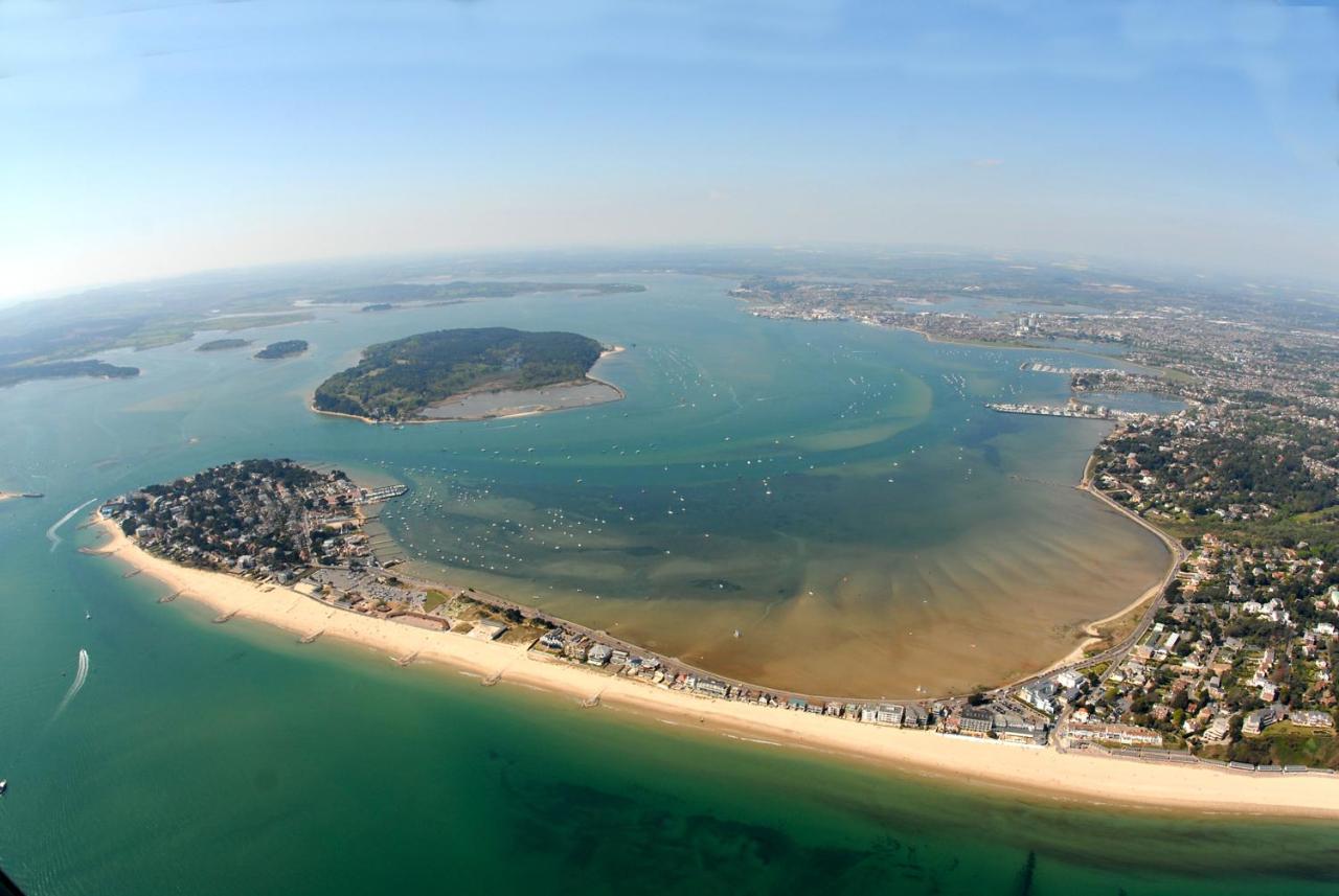 Top Floor Sandbanks Apartment With Free Parking Just Minutes From The Beach And Bars Canford Cliffs Eksteriør bilde