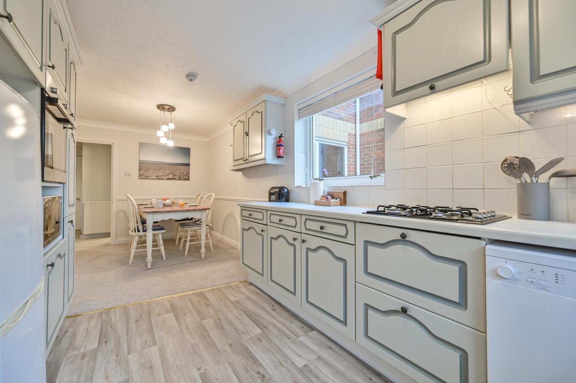 Top Floor Sandbanks Apartment With Free Parking Just Minutes From The Beach And Bars Canford Cliffs Eksteriør bilde