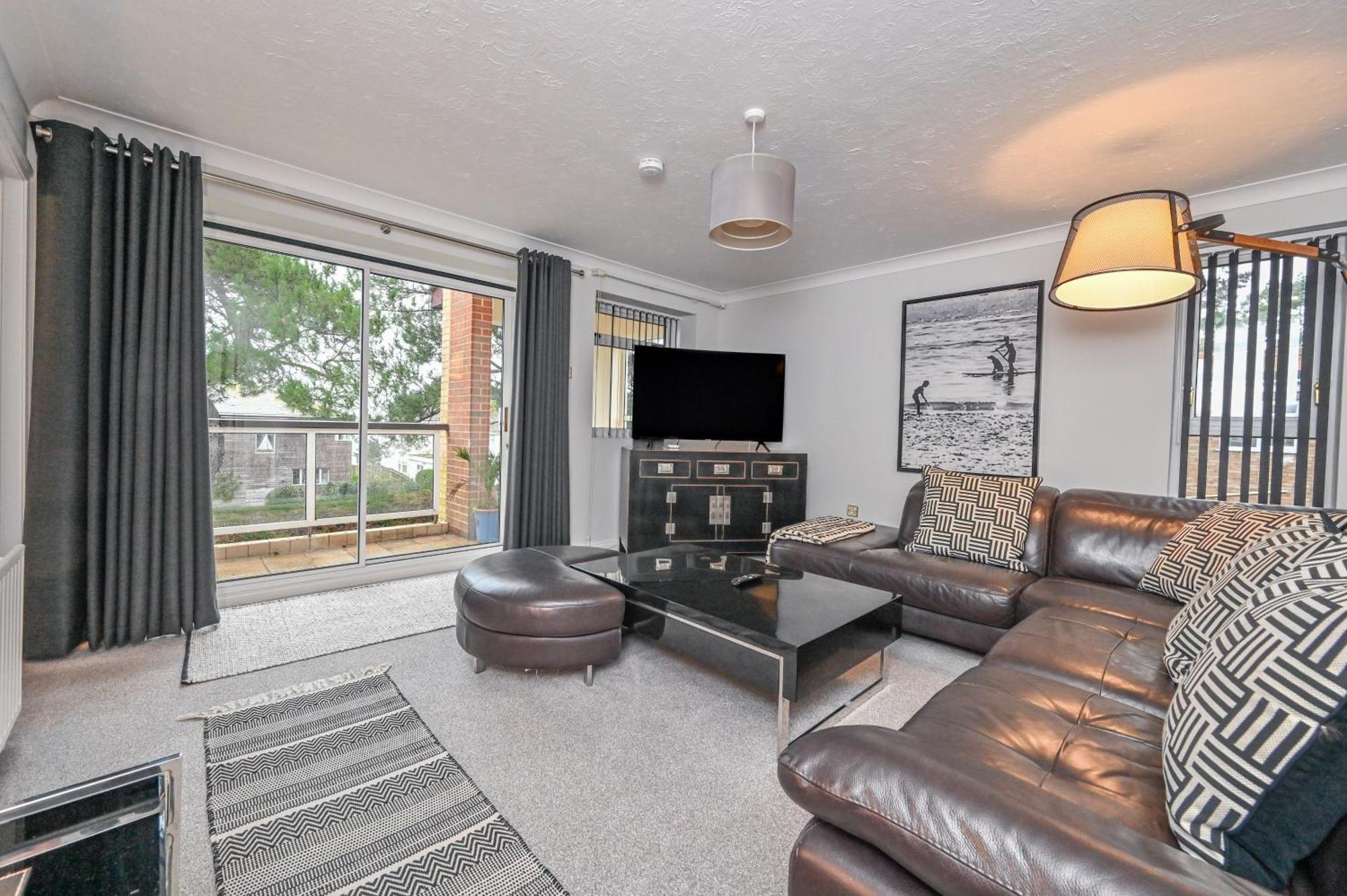 Top Floor Sandbanks Apartment With Free Parking Just Minutes From The Beach And Bars Canford Cliffs Eksteriør bilde