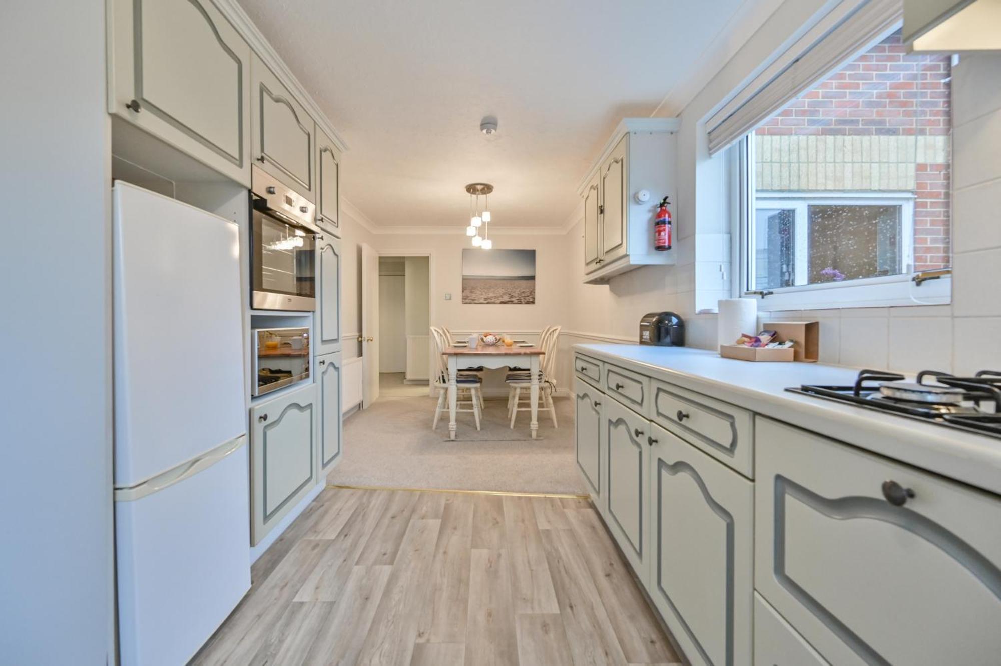 Top Floor Sandbanks Apartment With Free Parking Just Minutes From The Beach And Bars Canford Cliffs Eksteriør bilde