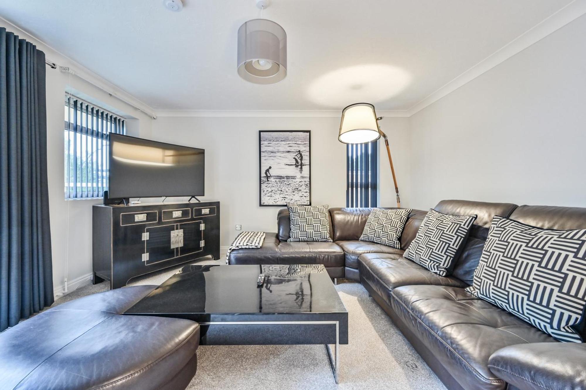 Top Floor Sandbanks Apartment With Free Parking Just Minutes From The Beach And Bars Canford Cliffs Eksteriør bilde