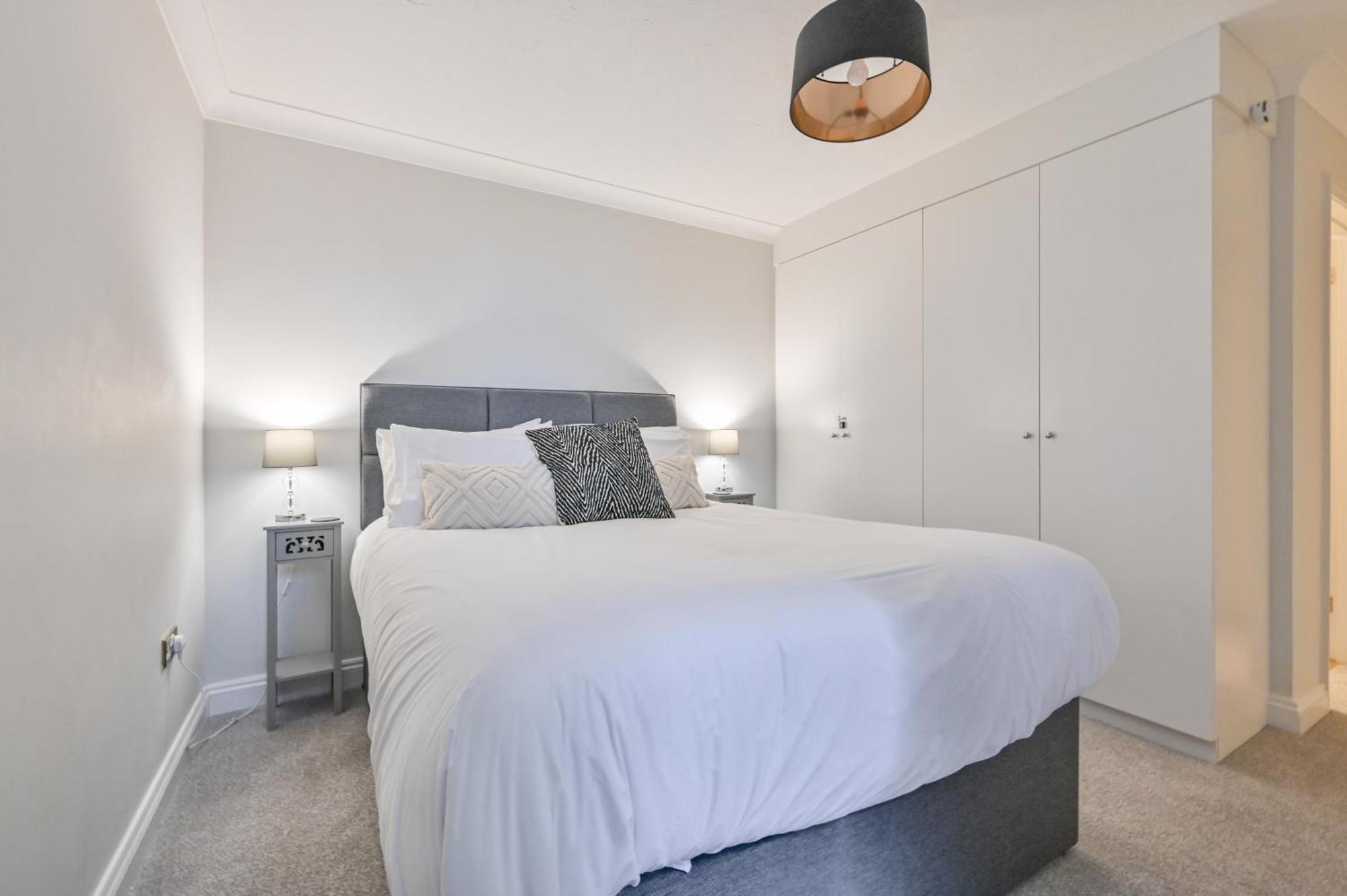 Top Floor Sandbanks Apartment With Free Parking Just Minutes From The Beach And Bars Canford Cliffs Eksteriør bilde