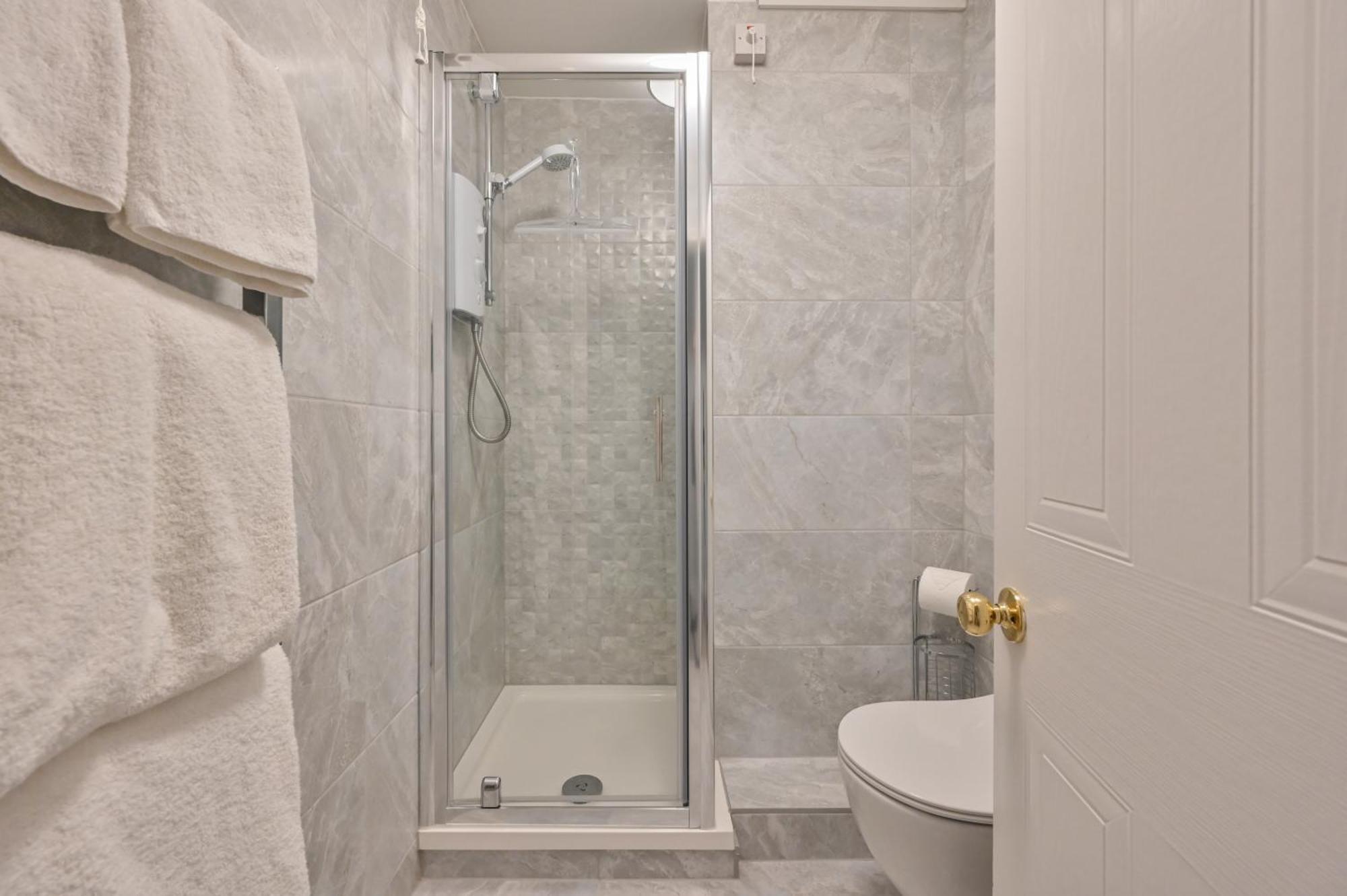 Top Floor Sandbanks Apartment With Free Parking Just Minutes From The Beach And Bars Canford Cliffs Eksteriør bilde