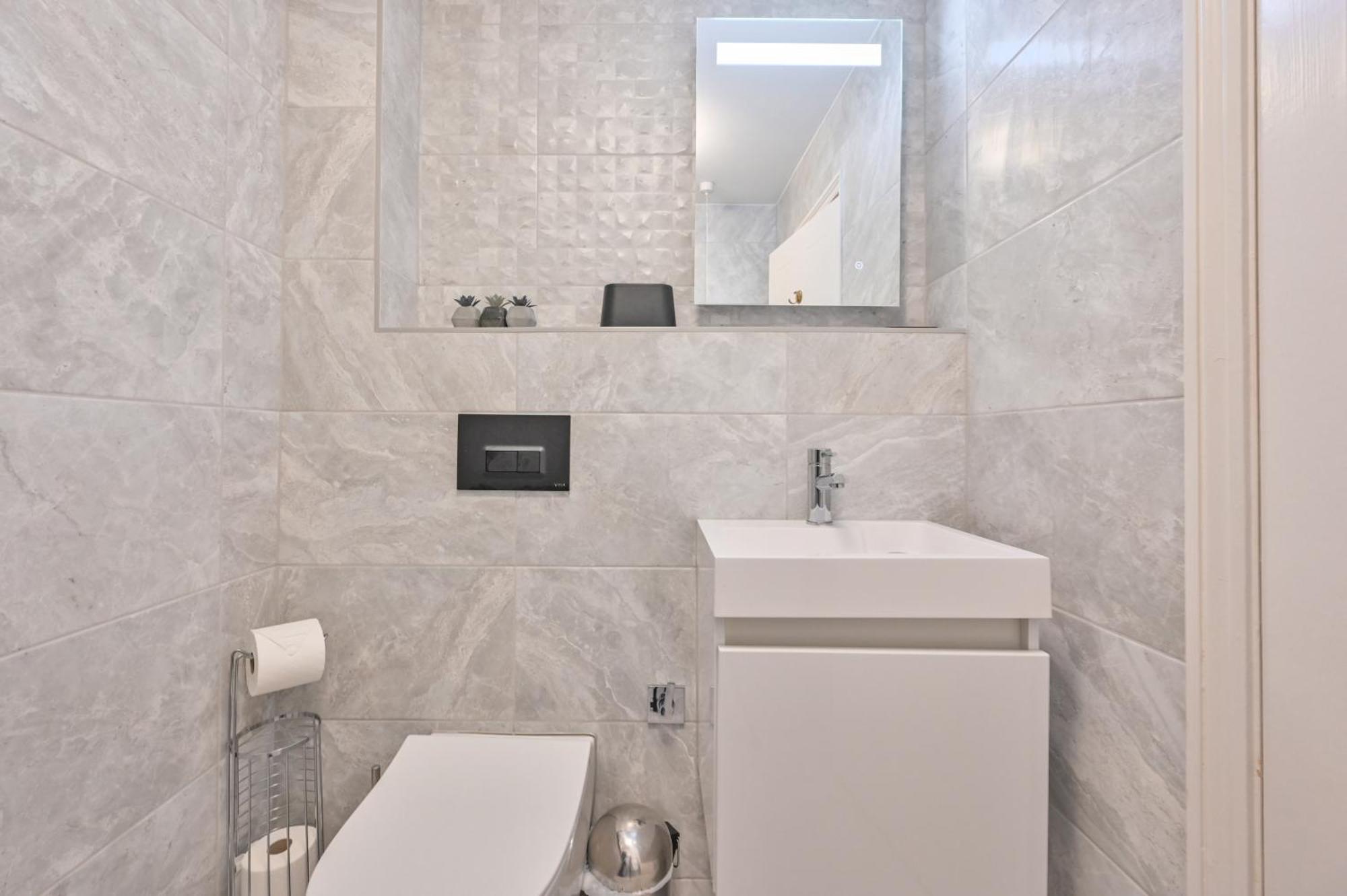 Top Floor Sandbanks Apartment With Free Parking Just Minutes From The Beach And Bars Canford Cliffs Eksteriør bilde