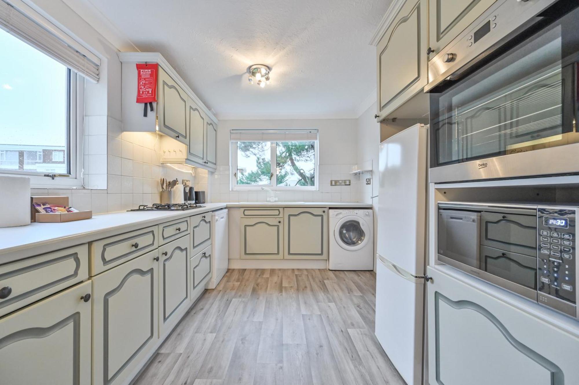 Top Floor Sandbanks Apartment With Free Parking Just Minutes From The Beach And Bars Canford Cliffs Eksteriør bilde