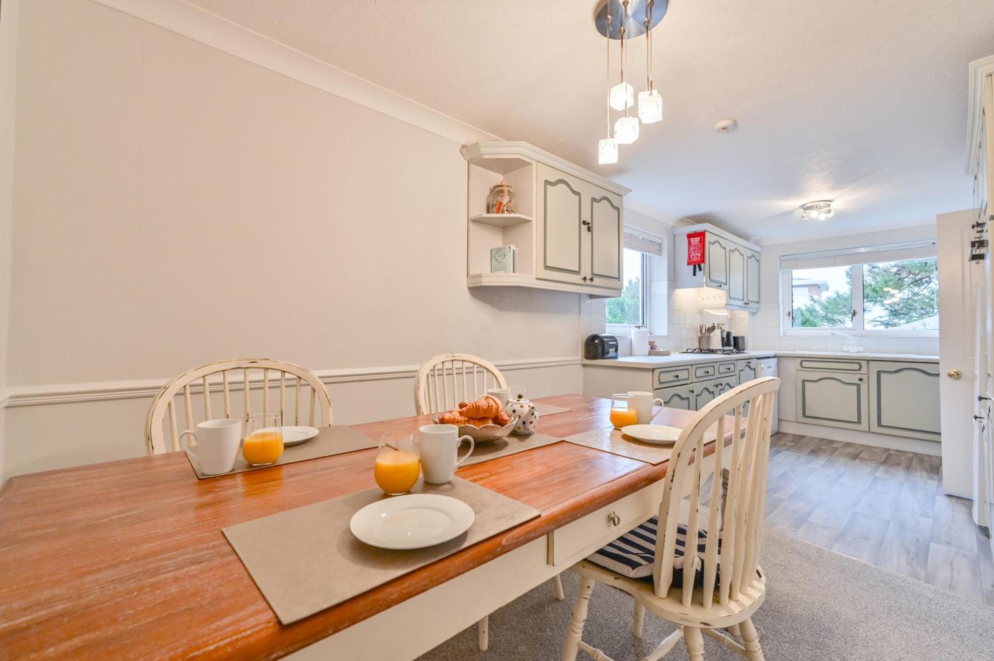 Top Floor Sandbanks Apartment With Free Parking Just Minutes From The Beach And Bars Canford Cliffs Eksteriør bilde